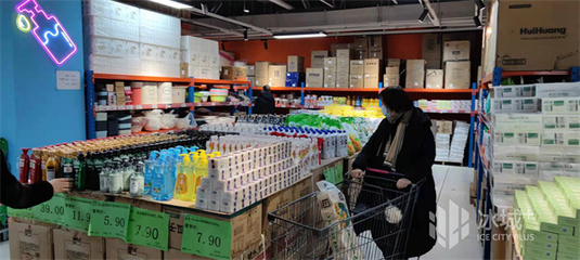 超市折扣倉年貨潮涌，市民假日“囤貨”忙，日用百貨銷售迎來小高峰